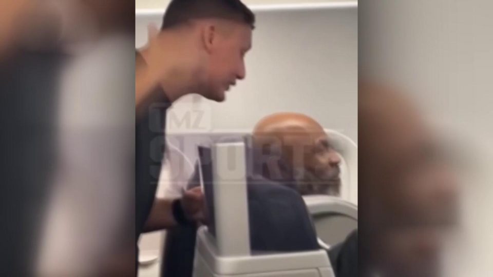 Uçak ringe döndü, Mike Tyson yolcu ile kavga etti
